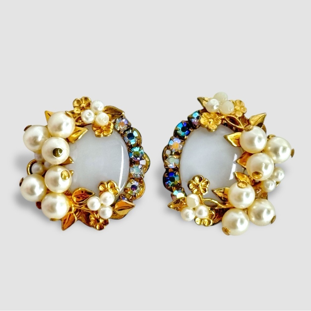 ✨ Vintage Ornate Pearl Floral Cluster Earrings Gold Tone Cabochon Clip On 1950s - Picture 3 of 6
